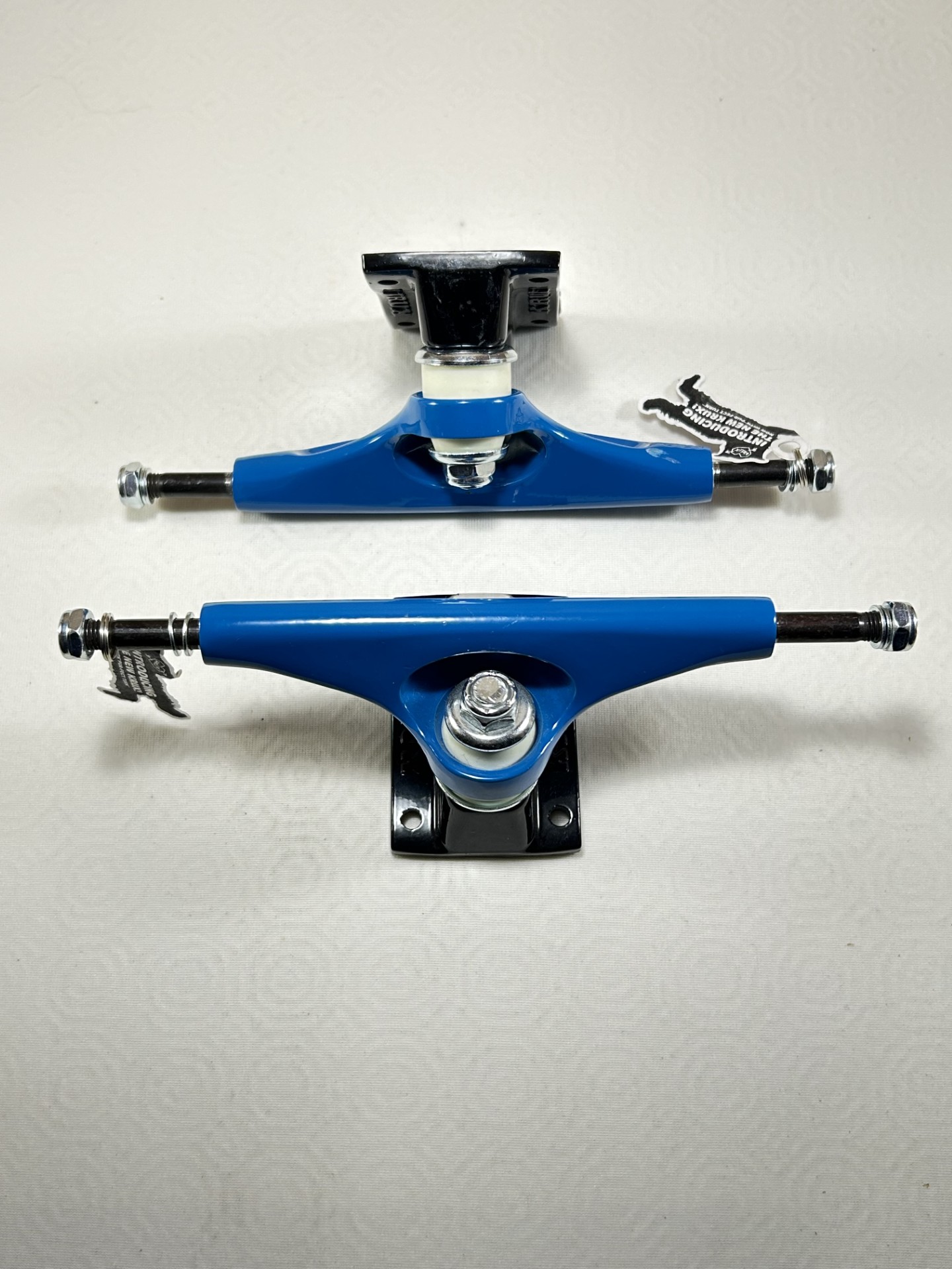 Trucks Krux 8.25" bleu 144mm Hanger – Image 3